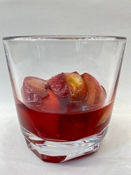 Nektariner servert med rosévinsirup 