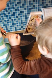 Papiret må tas av før sjokoladen has i røren