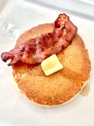 Bacon, lønnesirup og smør 