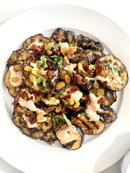 Grillet aubergine og ristede mandler