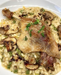 Sprøtt skinn, saftig kjøtt! Her servert med sopprisotto