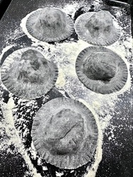 Sort og dramatisk ravioli 