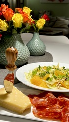 Server en salat og litt ost og salami som antipasti eller sideretter.