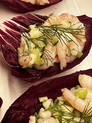 Salaten kan serveres i et salatblad