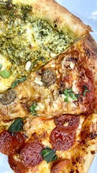 Familiefavoritter: Grønn pestopizza, kjøttbollepizza og pepperonipizza