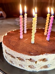 Tiramisu- her som rund bursdagskake