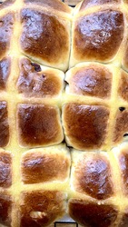 Påskeboller (hot cross buns) fylt med appelsin