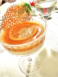 Korall som pynt på pannacotta