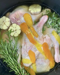 Sitrus og urter gir smak og aroma