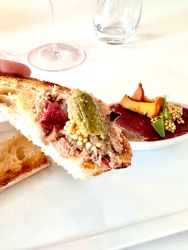 Andeleverpaté med sprøtt brød og deilig tilbehør!