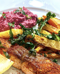 Rødbetehummus med laks og rotgrønnsaker 