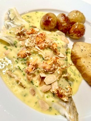 Servert med beurre blanc, sellerichips og ristede mandler