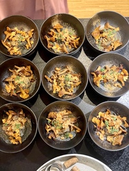 Sorte ravioli med kantareller, gulrotchips og gullstøv