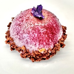 Her er kjeksen blandet med sjokolade og brukt som bunn og pynt på mousse