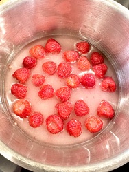 Hjemmelaget bringebærsirup