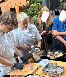 Stek til kakene er gylde og gjennomstekte 