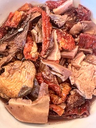 Tørket sopp og tomat som rehydreres 