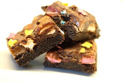 Saftige brownie med masse godteri