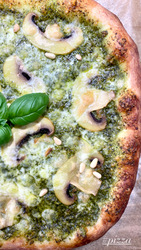 Grønn pizza (pesto) med sopp