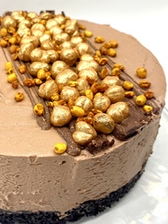 Sjokolademousse-kake med oreobunn og gullnøtter