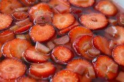 Jordbær- og rabarbrasuppe