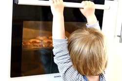 I mens er det bare å vente, selv om det kan hende det går litt raskere om du nistirrer på dem inni ovnen.
