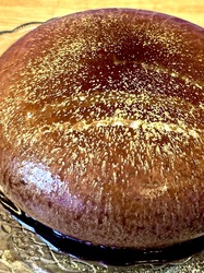 Stor kake med gullstøv i glasuren