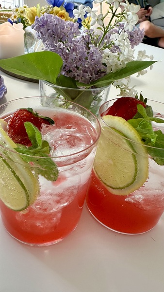 Rabarbrasirupen brukt i en drink med sprite