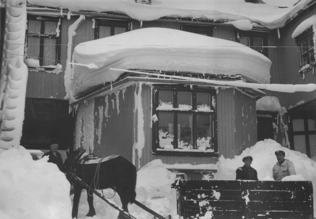 Aksel kjører bort snø fra Finborudgården. Ferdinand til venstre for hesten.