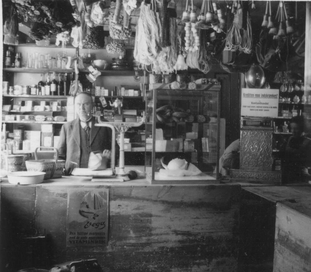 Alfred Finborud bak disken. Ca. 1930. Alfred Finborud bak disken. Ca. 1930.