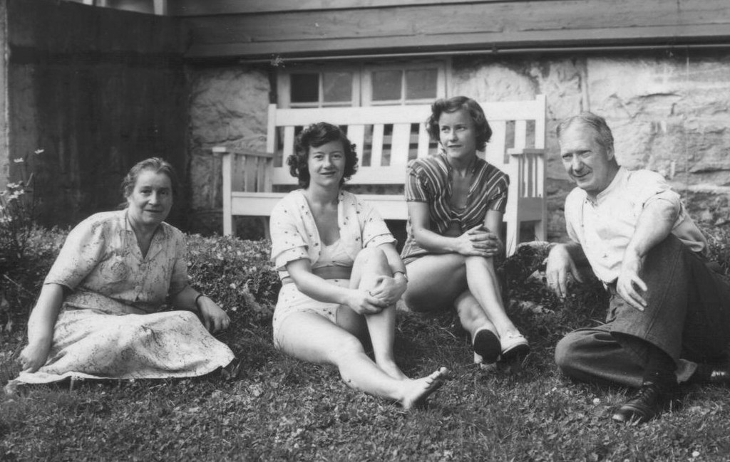 Høyanger ca 1939: Anna, Else, Bitte og Einar Danielsen.