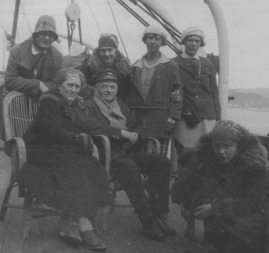 Anna Marie og Birger Ellingsen sitter. Ruth står bak faren og Alice sitter på dekk. Ca. midten av 20-tallet. Anna Marie og Birger Ellingsen sitter. Ruth står bak faren og Alice sitter på dekk. Ca. midten av 20-tallet.