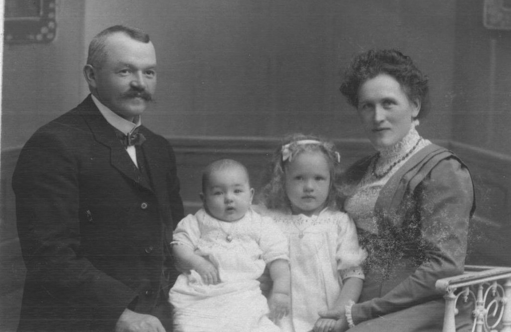 Birger Fredrik Ellingsen, Ruth, Alice og Anna Marie. Bergen 1910.