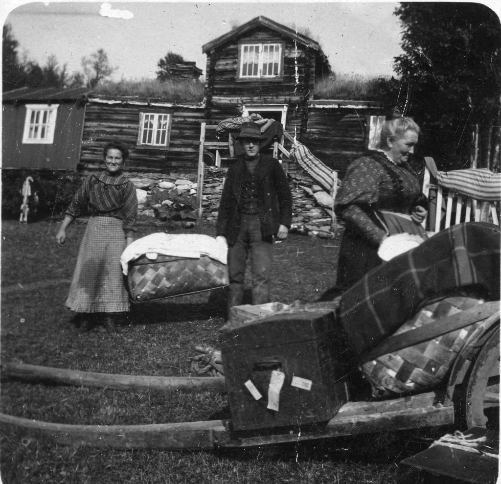 Flyttedag på Sundvollen. Anna til høyre. 23. sept. 1909.