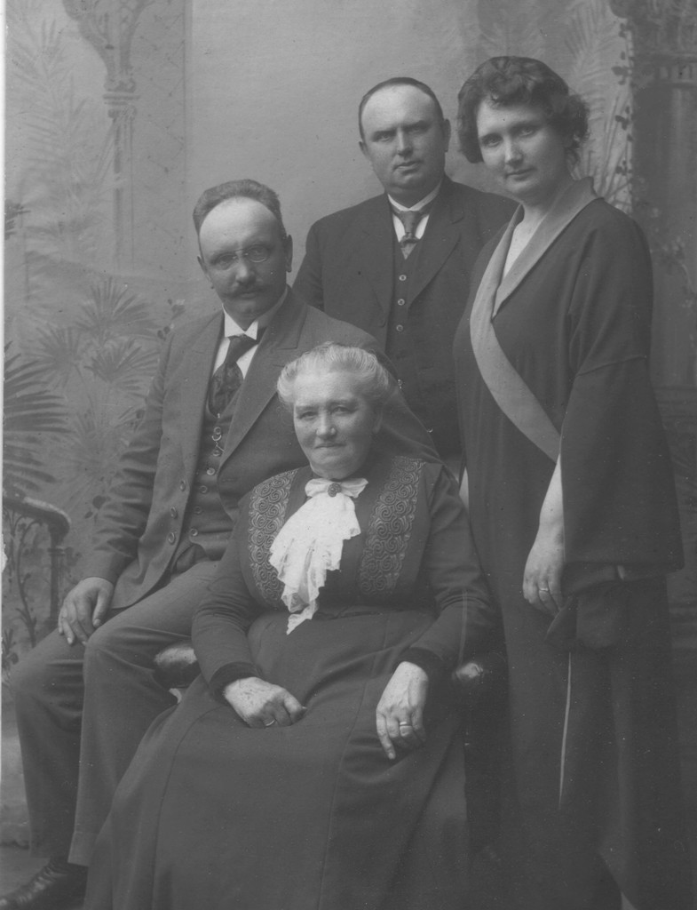 Anna Prösch Finborud og hennes tre barn: Ferdinand, Alfred og Jeanette. Røros ca. 1920.