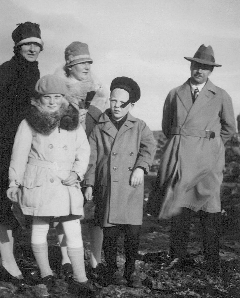 Birger og Sophie med Agnes og Torstein. Dansk venninne til venstre. Skeikampen 1926. Birger og Sophie med Agnes og Torstein. Dansk venninne til venstre. Skeikampen 1926.