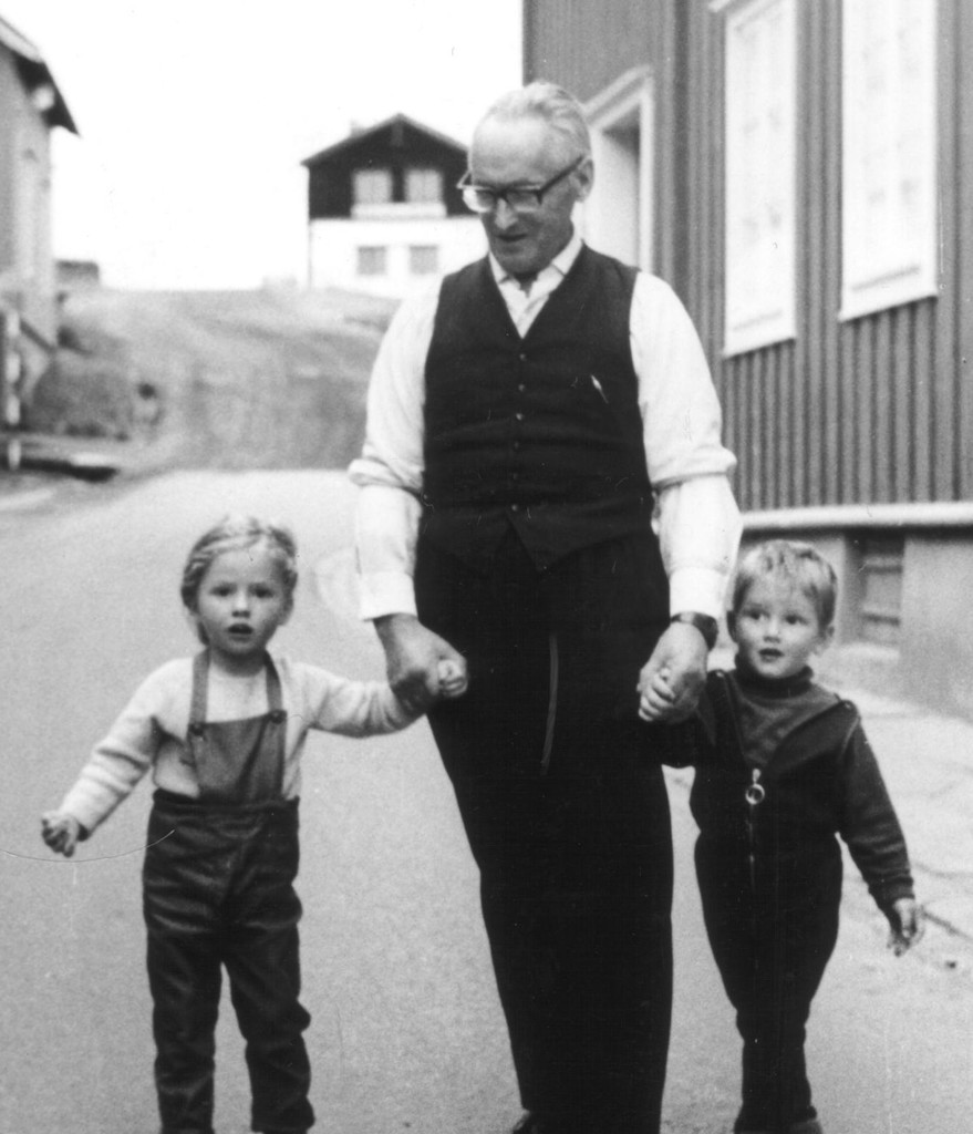 Carl Lauritz med barnebarna Turid og Håvard. Røros 1968.