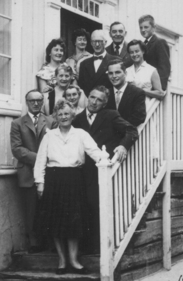 Huus No. 45, 1962. Nedenfra og opp: Margit, Carl, Gunnar, Anna, Gerda, Stig Arne, Greta, Einar Danielsen, Bitte, Else, Arne og Carl Sverre. Huus No. 45, 1962. Nedenfra og opp: Margit, Carl, Gunnar, Anna, Gerda, Stig Arne, Greta, Einar Danielsen, Bitte, Else, Arne og Carl Sverre.