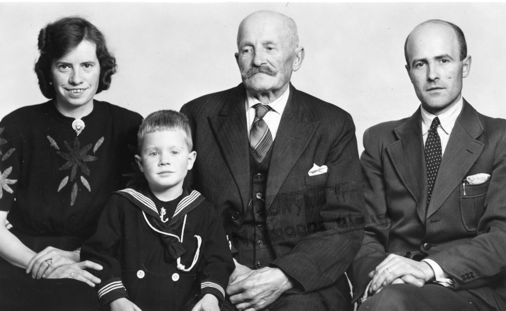 Gunhild, Olav, Christen og Odd Guldahl. 1945-46.