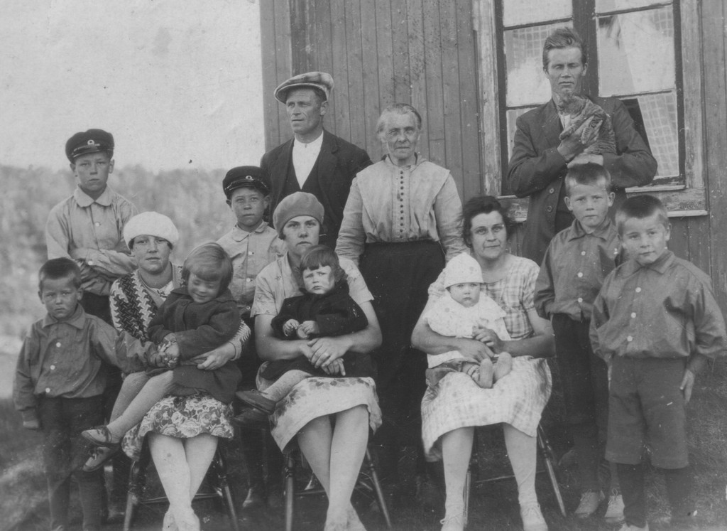 Stikkelåsvollen 1929. Bestemor Ingeborg med barn og barnebarn. Bak fra v.: Edvard 12 år og Rolf 10 år med skjermluer, Einar 37 år, Ingeborg 61 år og Birger Solli 31 år. Foran fra v.: Karl 4 år, Ragna Tronsmed med Inger 3 år, Agnes 22 år med Frida 1år, Astrid 26 år med Alf 1 år, Harry 7 år og Bjarne 6 år. Stikkelåsvollen 1929. Bestemor Ingeborg med barn og barnebarn. Bak fra v.: Edvard 12 år og Rolf 10 år med skjermluer, Einar 37 år, Ingeborg 61 år og Birger Solli 31 år. Foran fra v.: Karl 4 år, Ragna Tronsmed med Inger 3 år, Agnes 22 år med Frida 1år, Astrid 26 år med Alf 1 år, Harry 7 år og Bjarne 6 år.