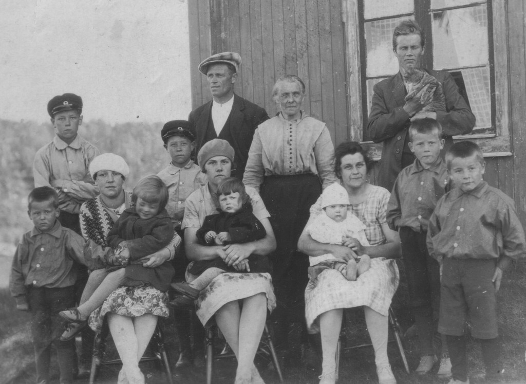 Stikkelåsvollen 1929. Bestemor Ingeborg med barn og barnebarn. Bak fra v.: Edvard 12 år og Rolf 10 år med skjermluer, Einar 37 år, Ingeborg 61 år og Birger Solli 31 år. Foran fra v.: Karl 4 år, Ragna Tronsmed med Inger 3 år, Agnes 22 år med Frida 1år, Astrid 26 år med Alf 1 år, Harry 7 år og Bjarne 6 år.