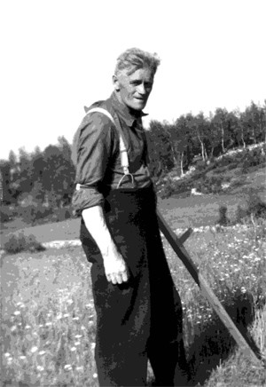 Einar Schjölberg (1892-1960) med ljåen.