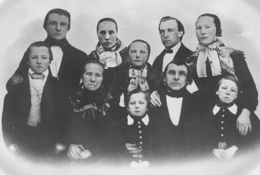 Røros ca 1860. Stående: Gerhard Carl, Fredrik Christian, Gunhild, Anna, Ole og Ingeborg. Sittende: Stammor Ane, Johan Oluf, stamfar Gerhard Carl og Johan Lauritz.