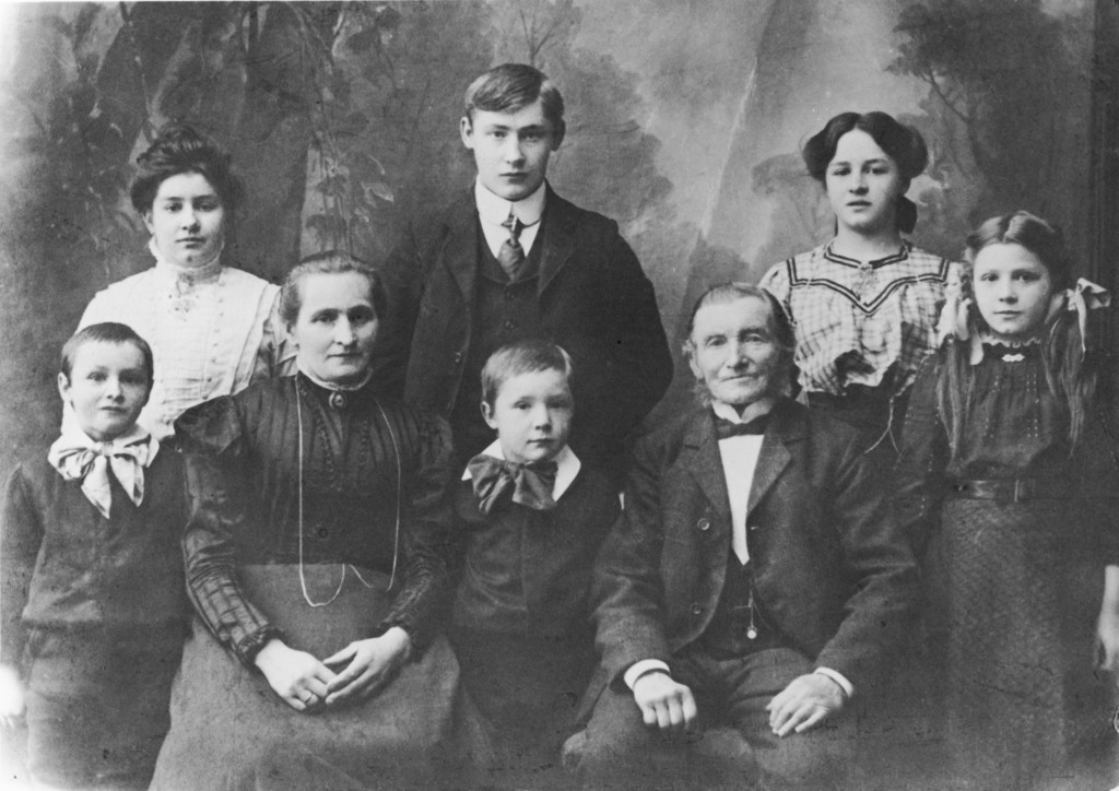 Fredrik Chr. Prösch og familie. Røros 1908. Bak fra venstre: Anna, Richard og Olga. Foran fra venstre: Carl, Olava, Gunnar, Fredrik og Gerda.
