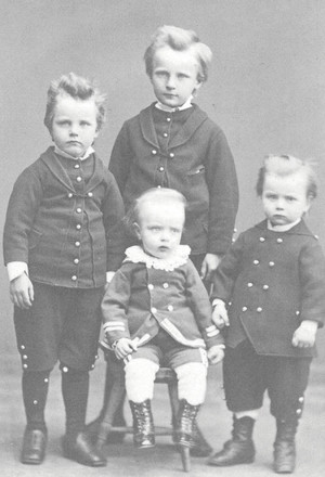 Halfdan 5 år, Carl Birk 8 år, Trygve 1½ år og Birger 3 år. Trondhjem 1882.