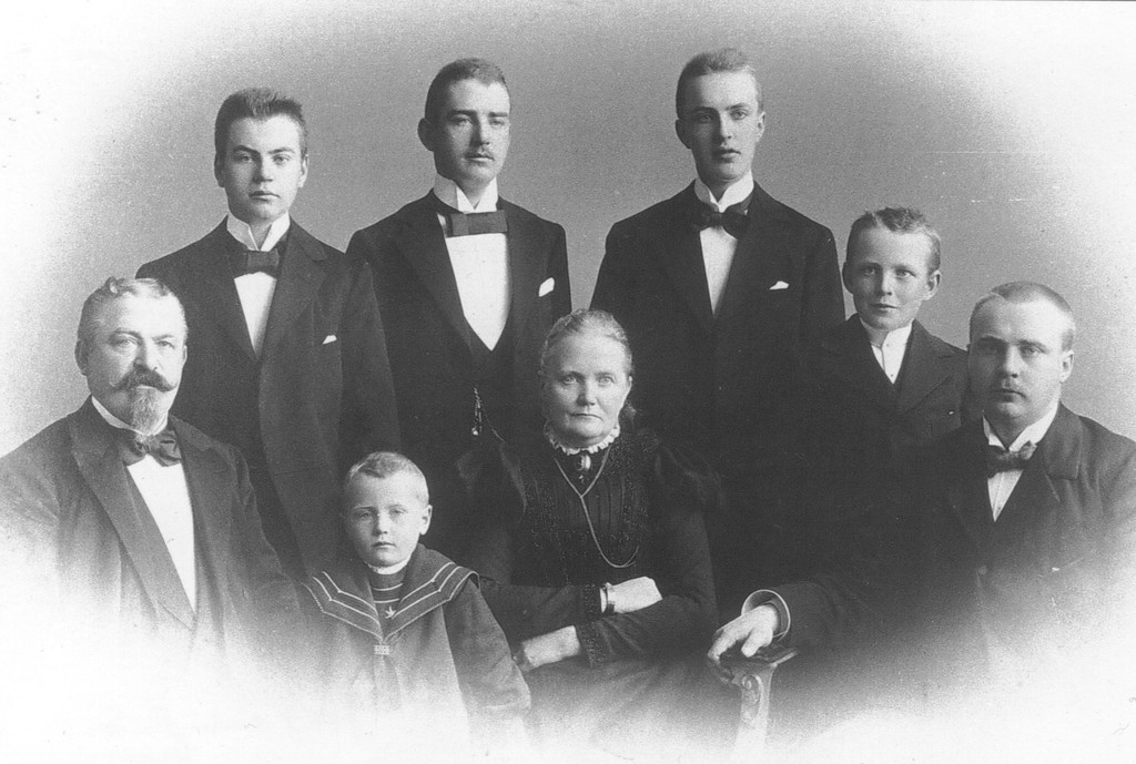 Gerhard Carls familie ca 1900. Stående fra venstre: Birger, Halfdan, Trygve og Einar. Sittende fra venstre: Gerhard Carl, Sverre, Catharine og Carl Mathias Bjerk.