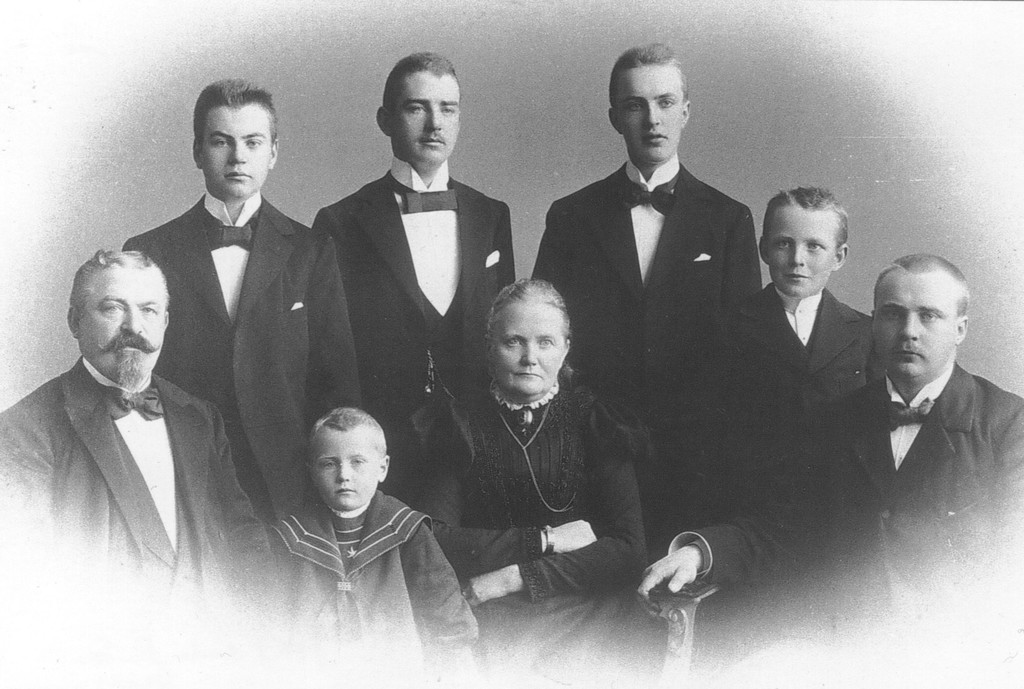 Gerhard Carls familie ca 1900. Stående fra venstre: Birger, Halfdan, Trygve og Einar. Sittende fra venstre: Gerhard Carl, Sverre, Catharine og Carl Mathias Bjerk. Gerhard Carls familie ca 1900. Stående fra venstre: Birger, Halfdan, Trygve og Einar. Sittende fra venstre: Gerhard Carl, Sverre, Catharine og Carl Mathias Bjerk.