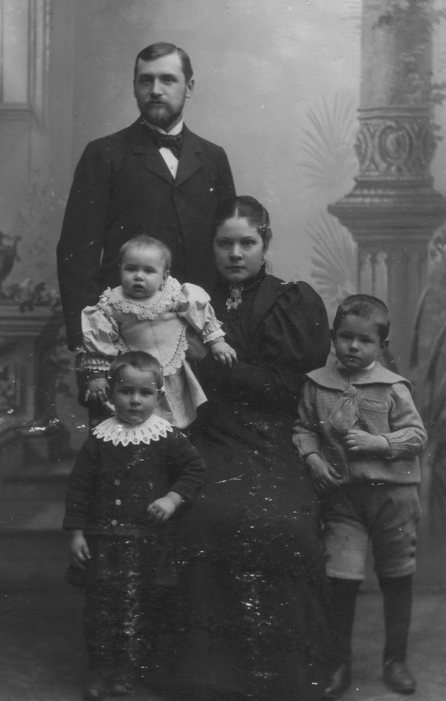 Gerhard Karl og Bereth Sophie med Sverre 2 år, Thorleif 1 år og Reidar 4 år. 1896.