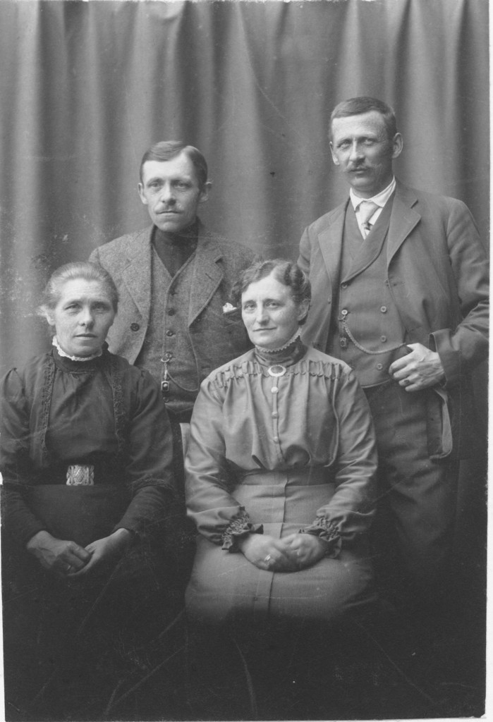 Gunhilds 4 barn før 1918. Gerhard Carl Möller, Peter Andreas Möller, Ingeborg Möller og Anna Möller.