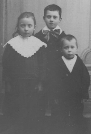 Gudrun, Gustav og Erling 1908. Carl Amandus ble født 1909.